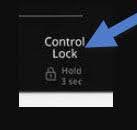 Un avertissement de risque de choc électrique avec une main électrocutée par un fil. Le mot « WARNING » et un symbole d'avertissement sont en haut sur une bordure orange.