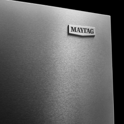 Insigne Maytag® à l'avant d'une porte de réfrigérateur en acier inoxydable