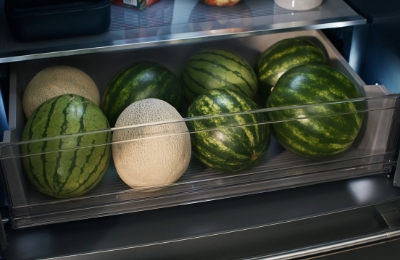 Fruits et légumes dans un tiroir à fruits et légumes entrouvert