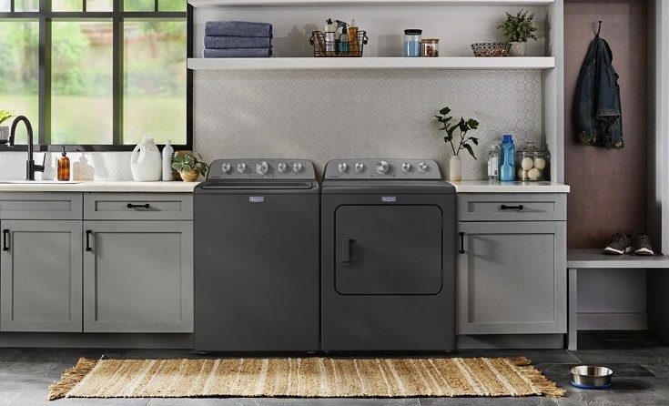 Une laveuse et une sécheuse Maytag® côte à côte dans une salle de lavage moderne.
