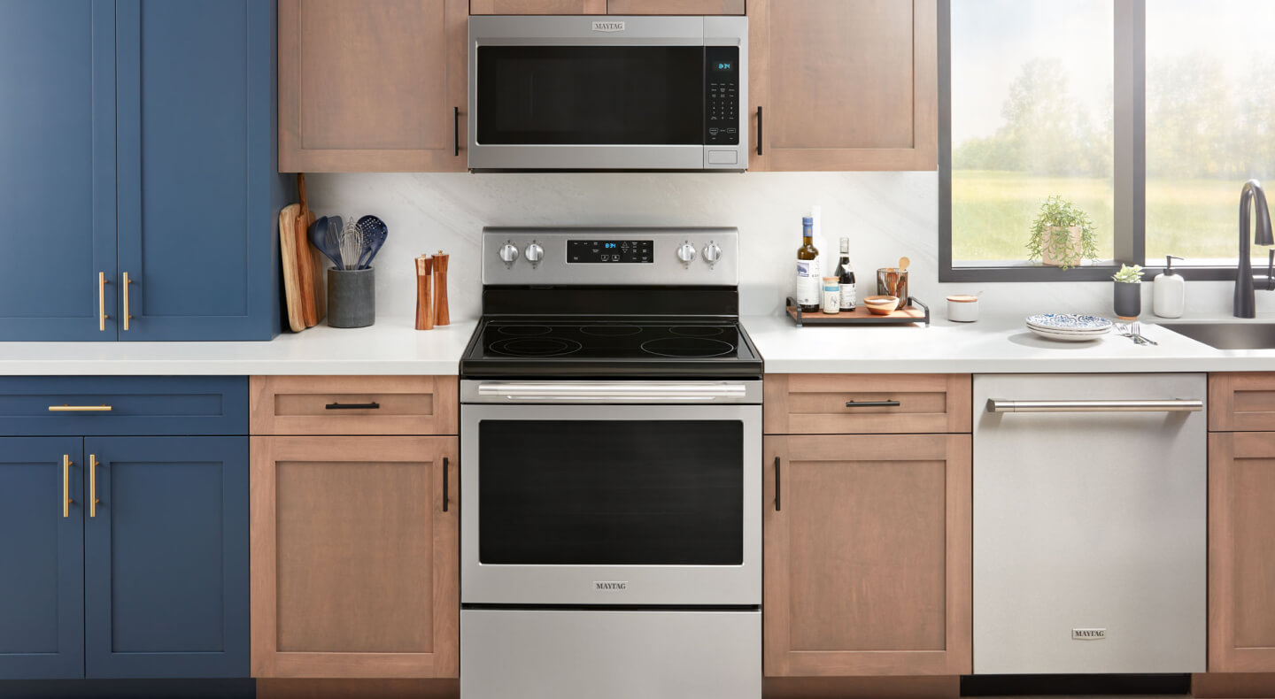 Un four à micro-ondes et une cuisinière électrique Maytag® dans une cuisine