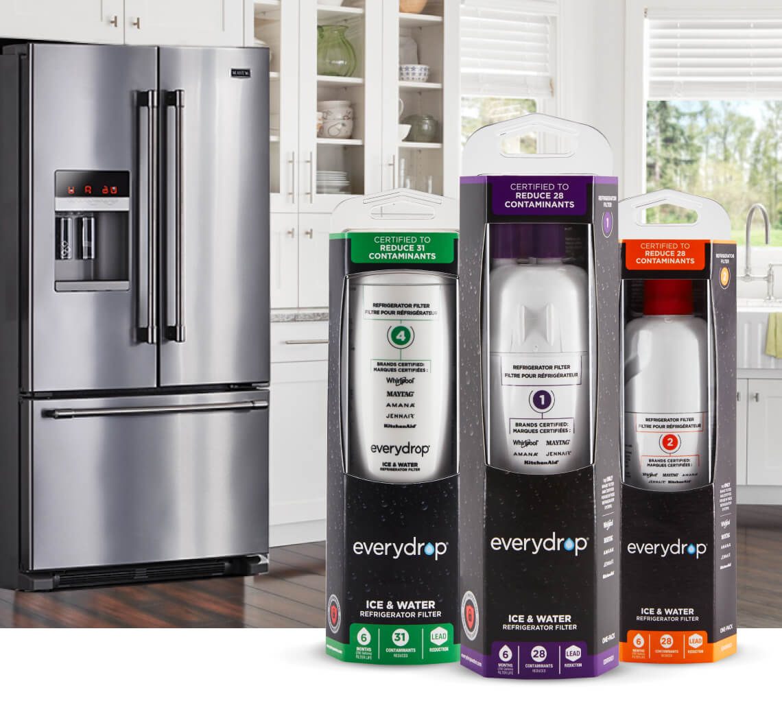 Trois filtres everydrop® alignés contre un dosseret de cuisine