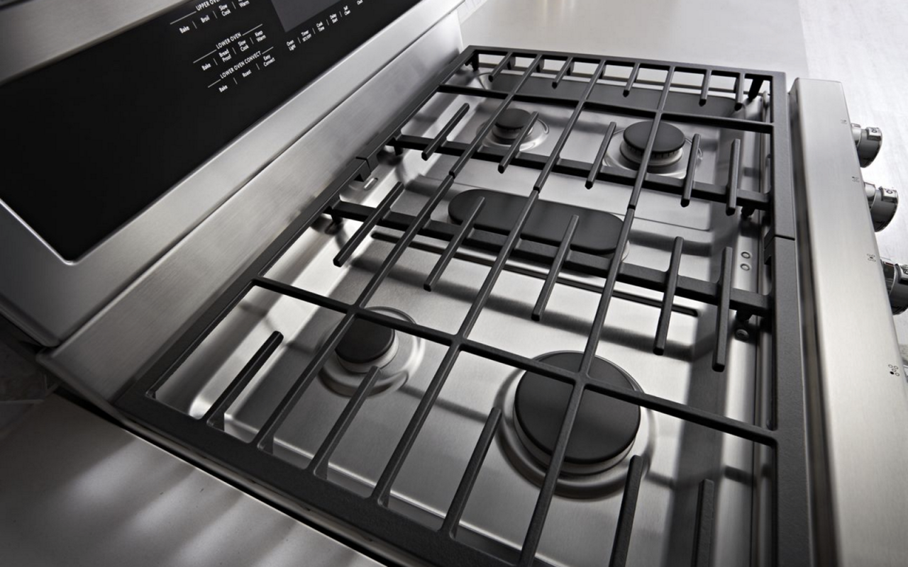 Image d'une surface de cuisson au gaz en acier inoxydable.