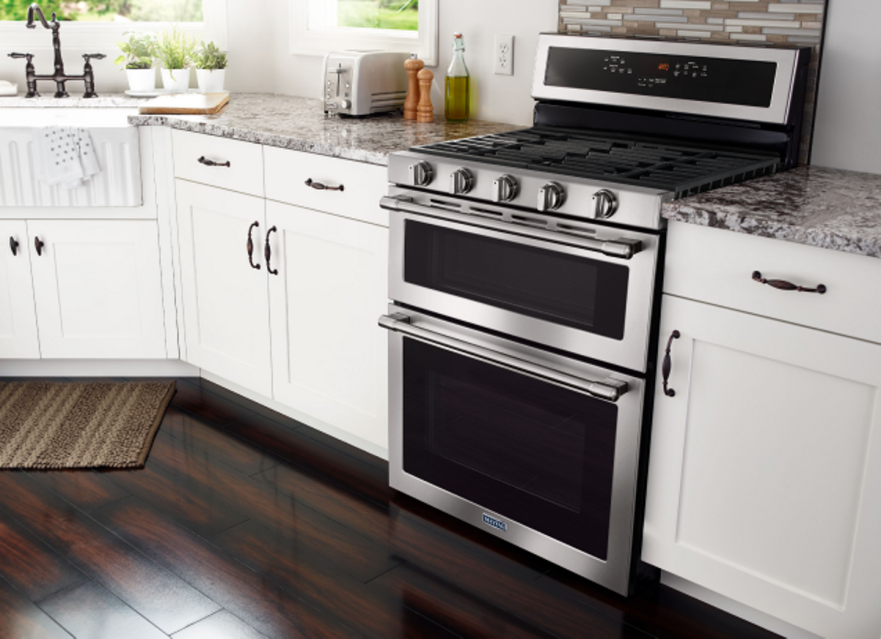 Cuisinière non encastrée Maytag entre deux armoires dans une cuisine