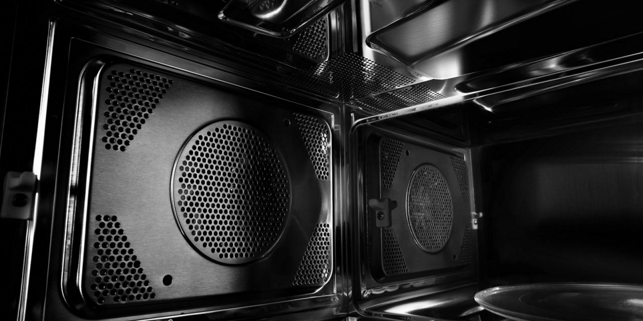 L'intérieur d'un four à micro-ondes et convection Maytag. 
