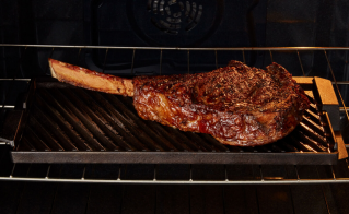 Steak qui grille dans un four Maytag® avec le mode grillade