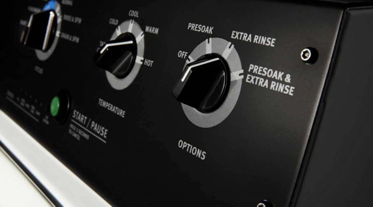 Console de laveuse commerciale.