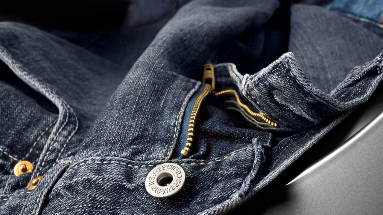 Paire de jeans prête à laver.