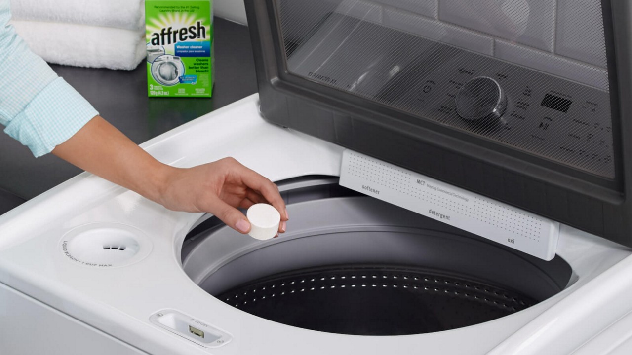 Ajout d'une pastille nettoyante affresh® à une laveuse à chargement vertical Maytag®.