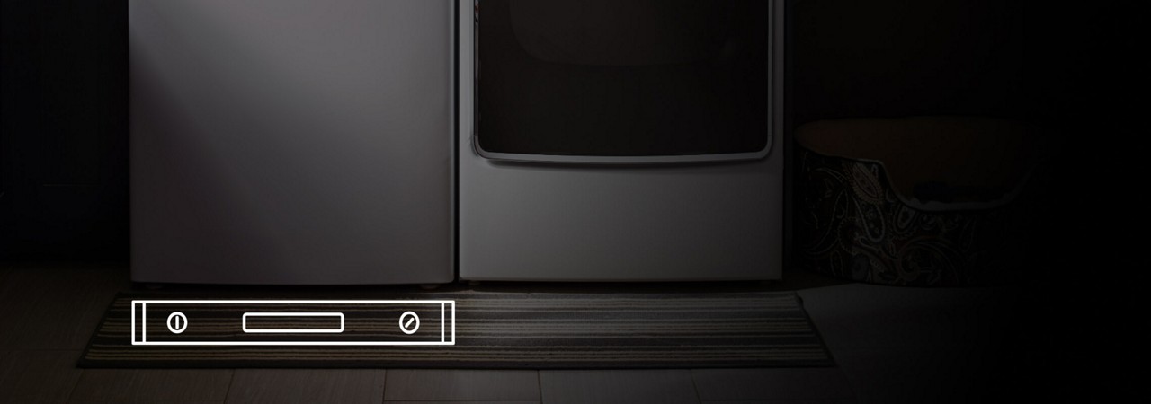 Laveuse à chargement frontal Maytag® installée sur une surface nivelée.