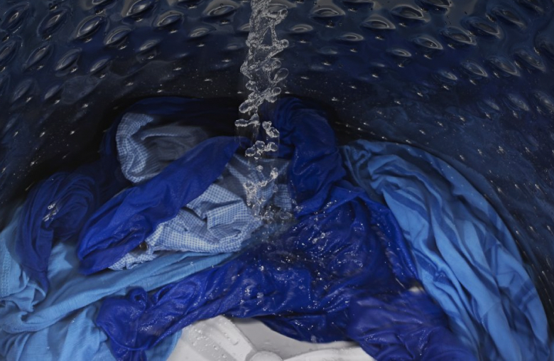 Vue interne d’une laveuse Maytag® se remplissant d’eau.
