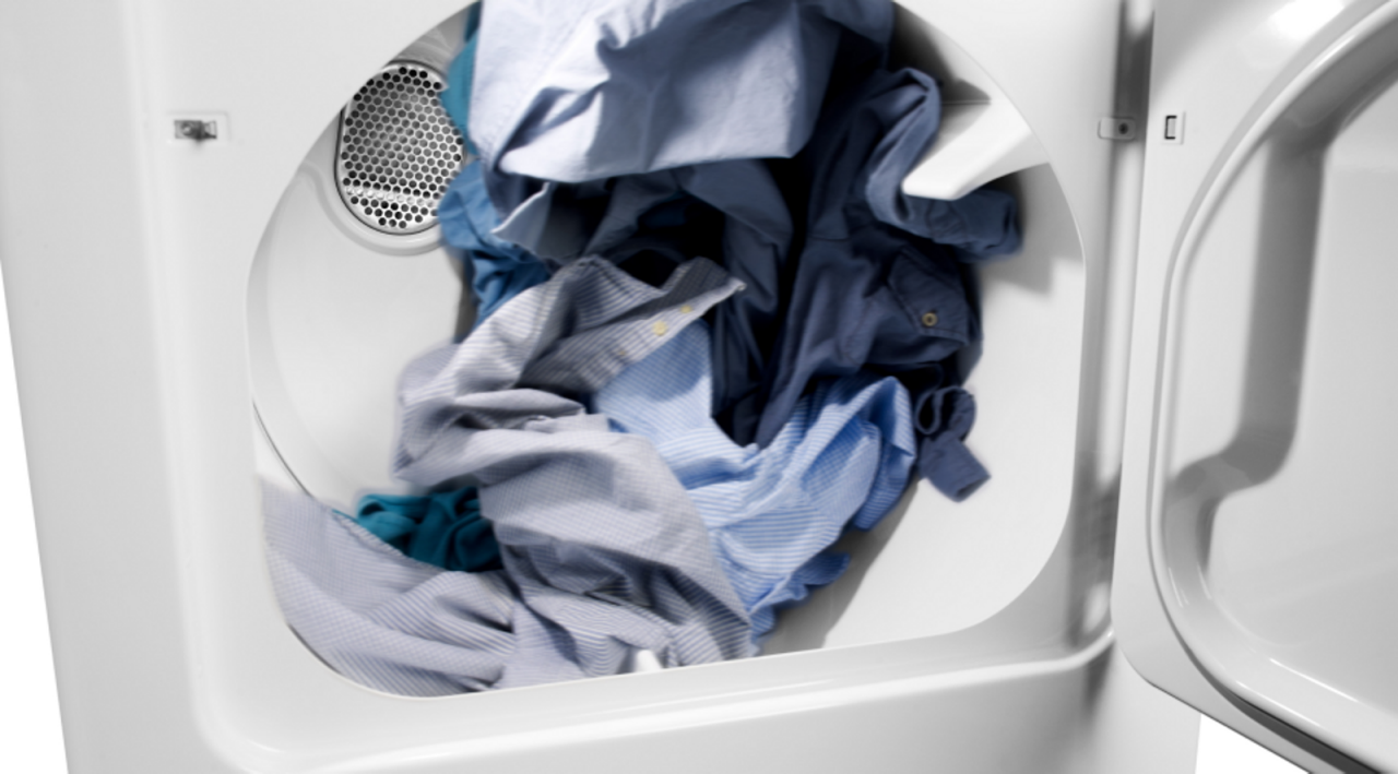 Vêtements humides culbutant dans la sécheuse. Vêtements humides culbutant dans la sécheuse.