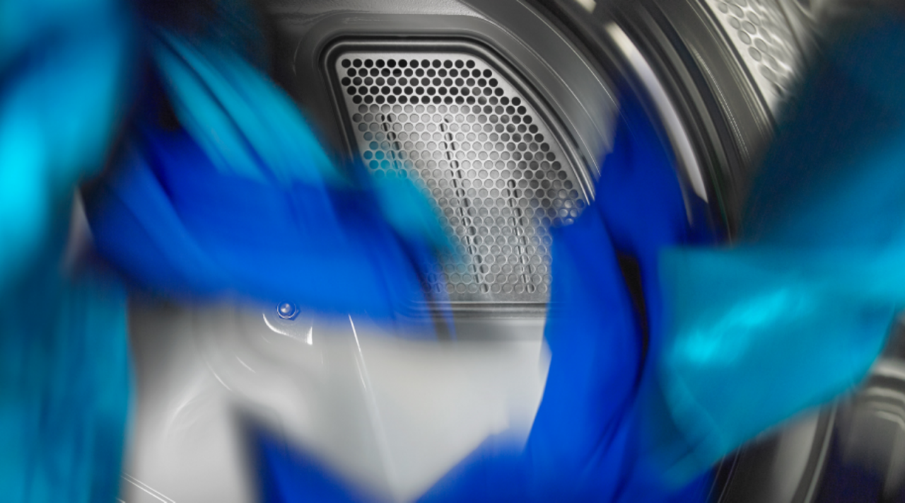 Vêtements humides culbutant dans la sécheuse.