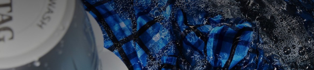 Chemise bleue dans une laveuse à chargement vertical Maytag® remplie d’eau. 