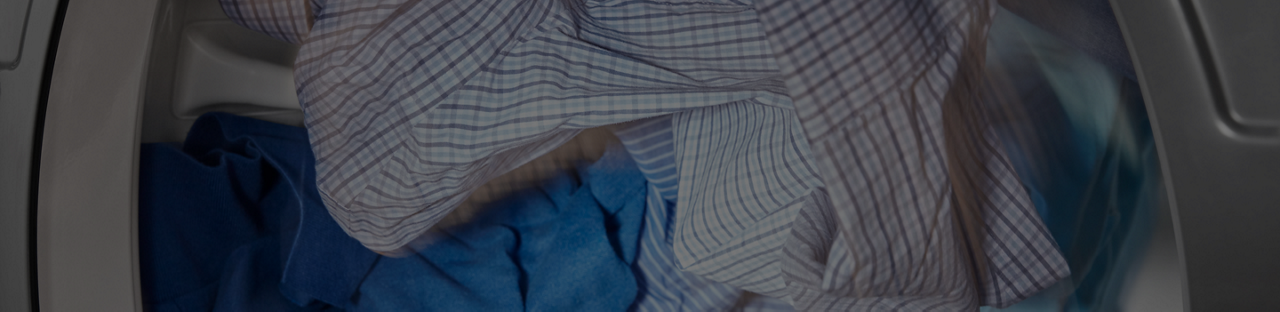 Vêtements culbutant dans une sécheuse Maytag.