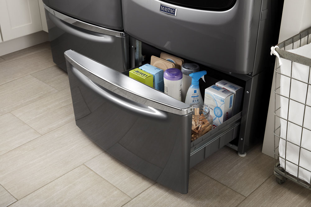 Piédestal ouvert avec accessoires de lessive.