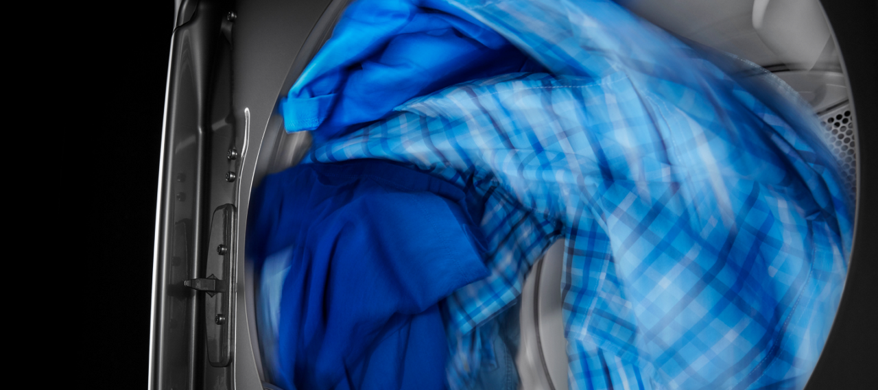 Vêtements culbutant dans la sécheuse.