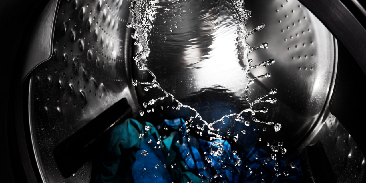 Choisir de l'eau chaude ou froide pour éliminer les taches dans une laveuse Maytag®. Choisir de l'eau chaude ou froide pour éliminer les taches dans une laveuse Maytag®.