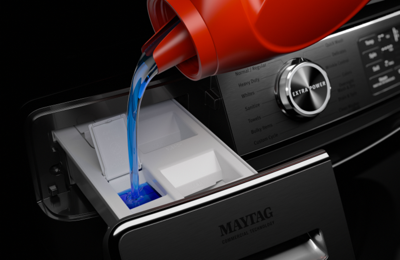 Remplissage de détergent dans un distributeur de laveuse Maytag® Remplissage de détergent dans un distributeur de laveuse Maytag®