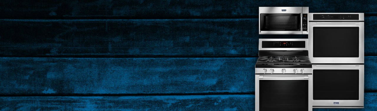 Appareils de cuisine sur un fond bleu