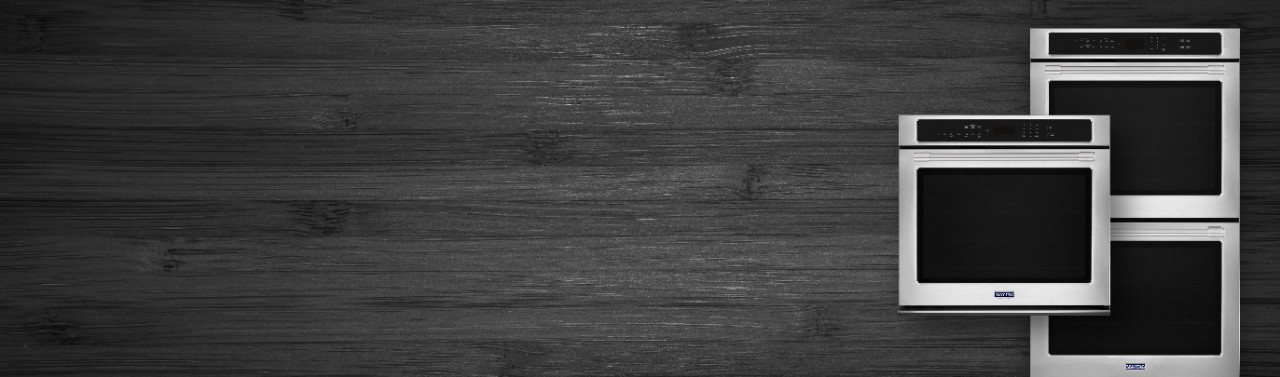 Fours muraux simples et doubles sur fond obscur.