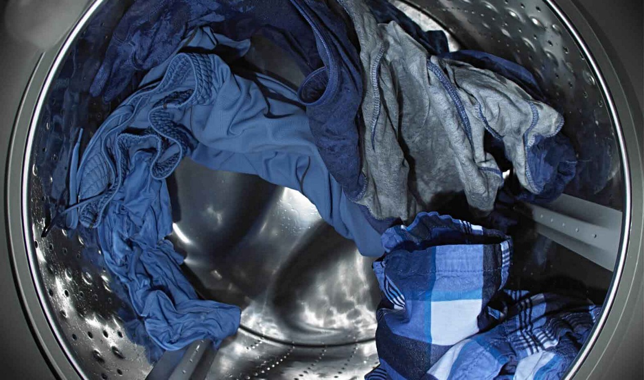 Vêtements humides culbutant dans la laveuse