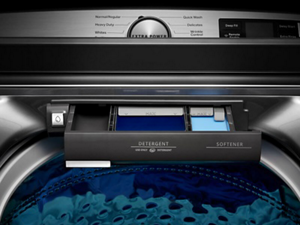 Gros plan du distributeur de détergent d’une laveuse Maytag®